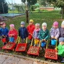 Broučci - Sbíráme podzimní plody (podzim na zahradě)